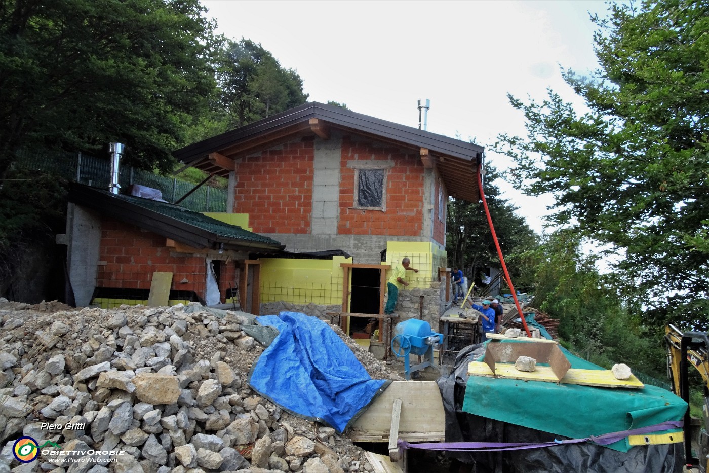 37 Il Rifugio del Gruppo Amici della Montagna di Costa Serina a buon punto.JPG